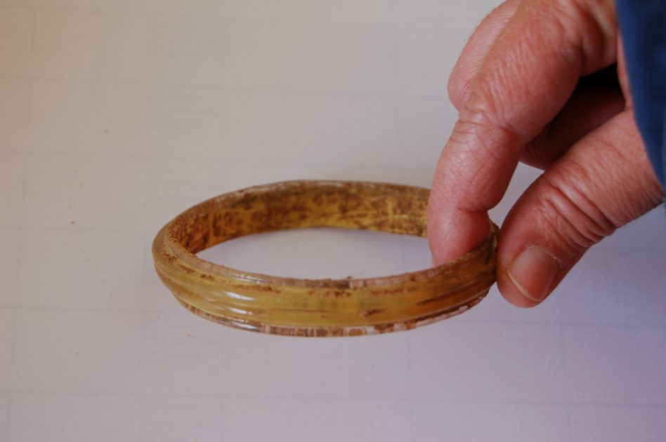 Bracelet en verre gaulois - Barenton-Bugny ¤ service archéologique - CD02